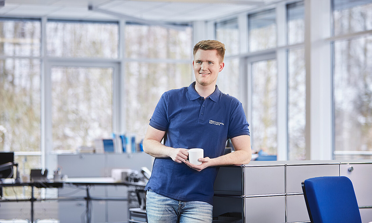 Junger Mitarbeiter bei Brinkmann Pumps im Büro