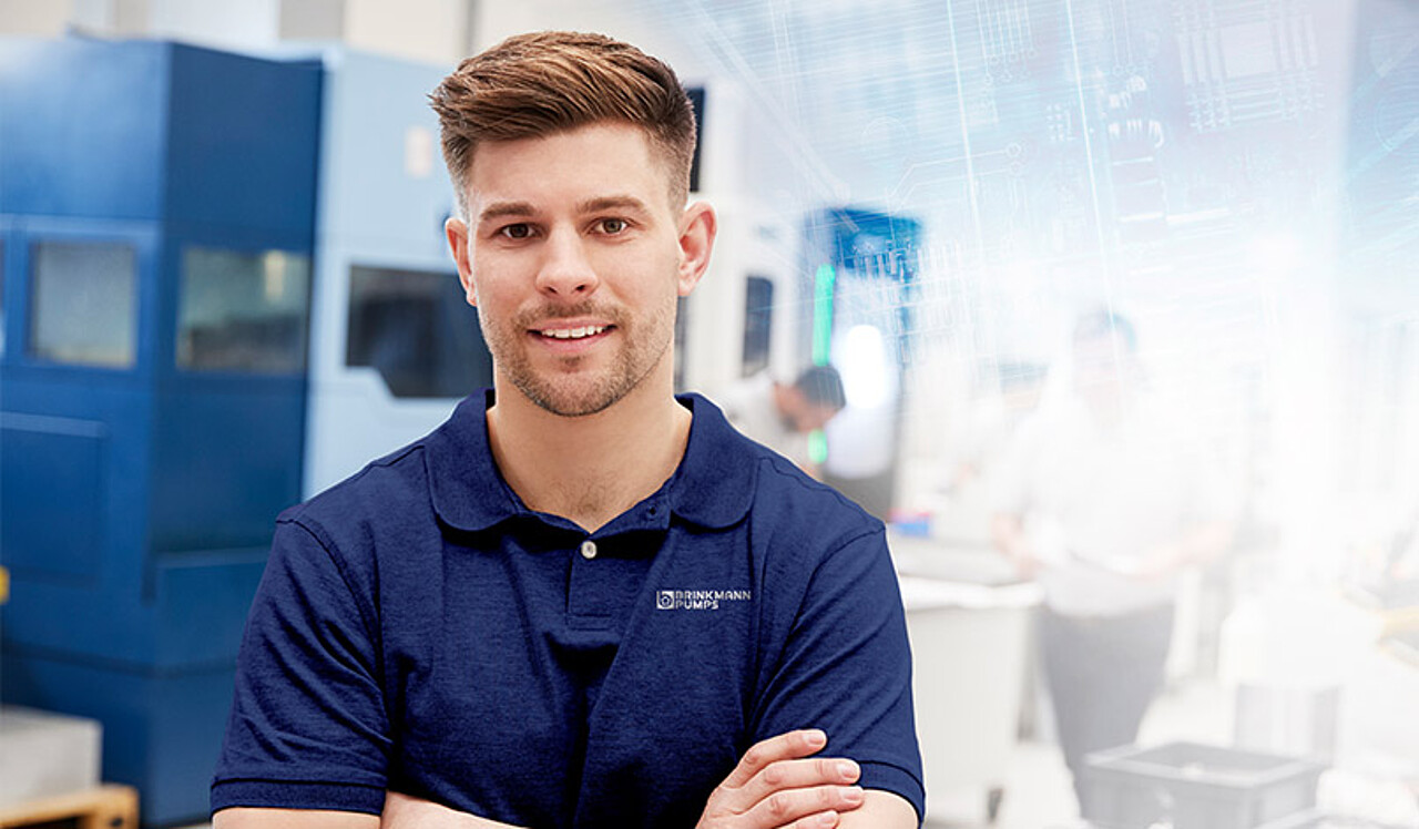 Brinkmann Mitarbeiter in blauem Poloshirt
